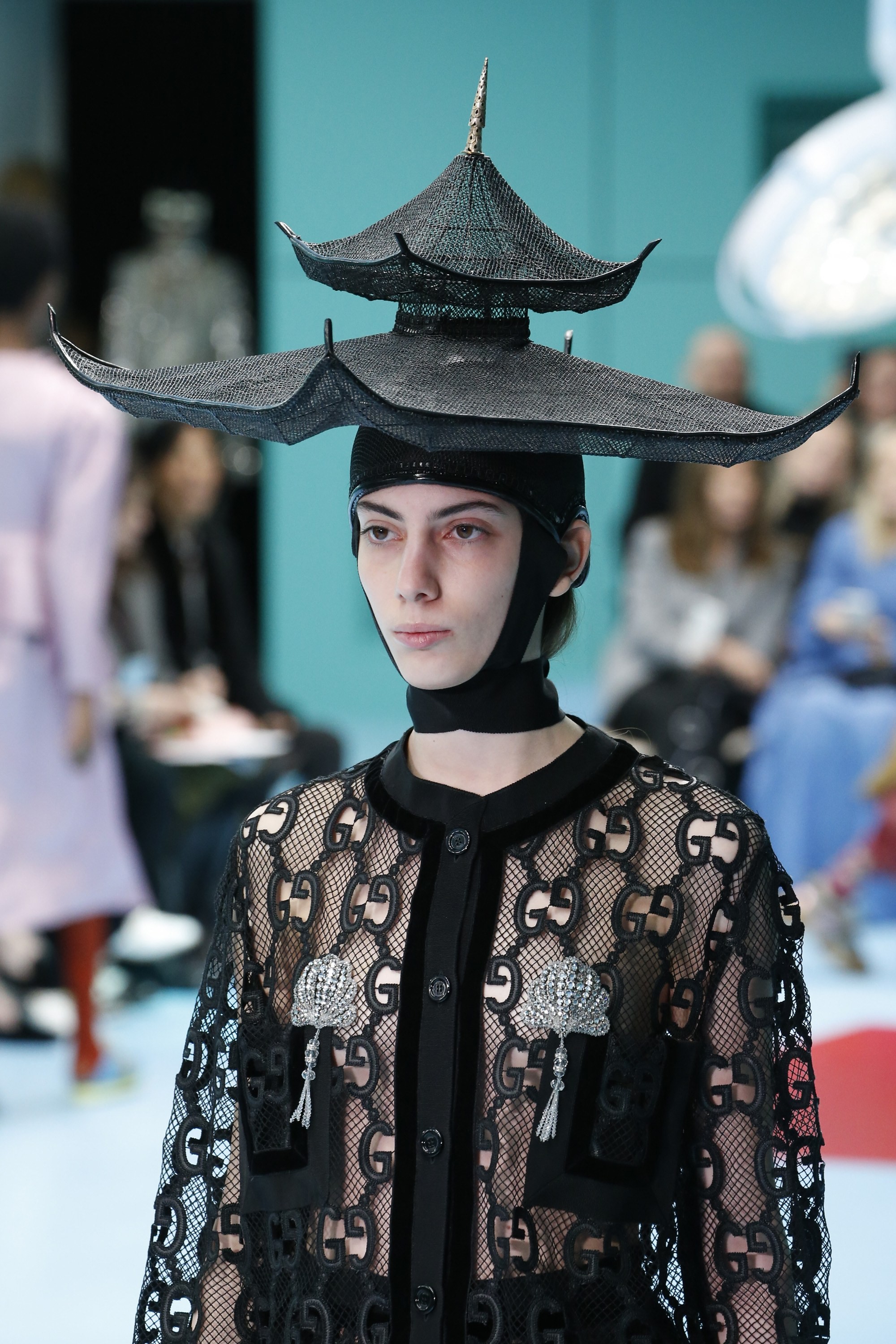 Show mới của Gucci dị quên lối về: Người mẫu ôm... thủ cấp để catwalk, kẻ lại vác nguyên con rồng